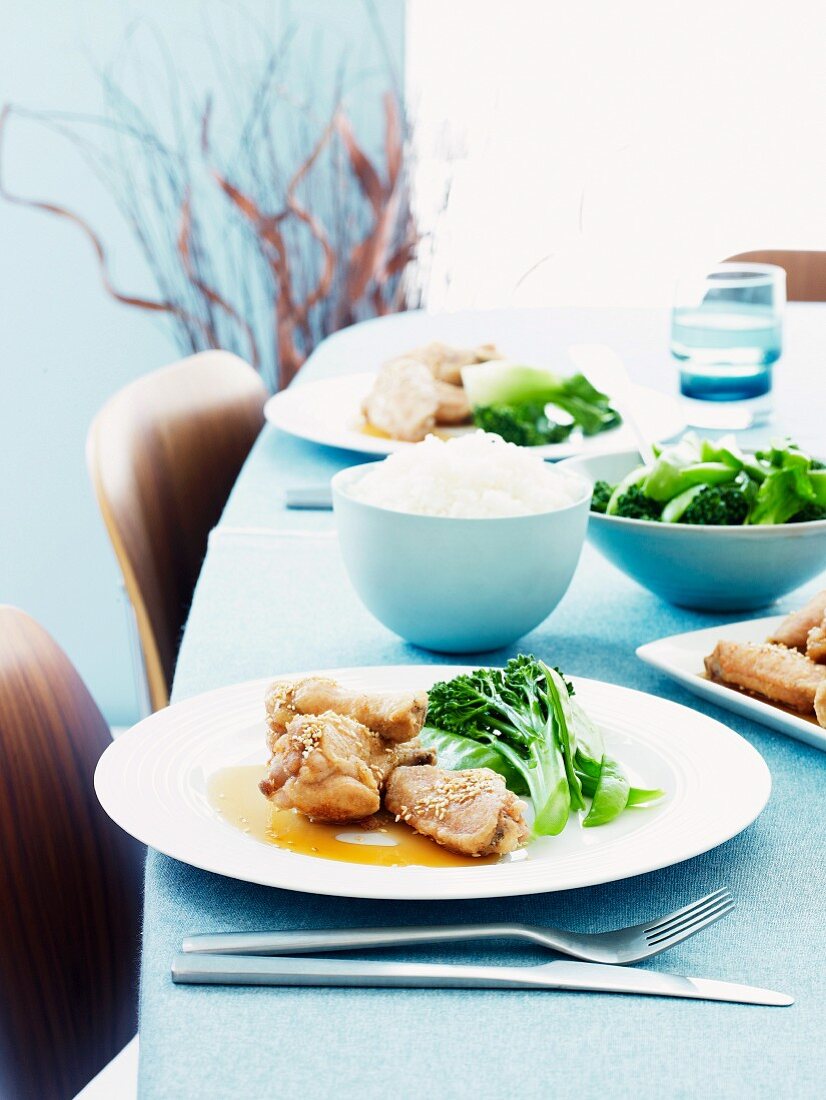 Chicken Wings mit Honigsauce, Sesam und asiatischem Gemüse