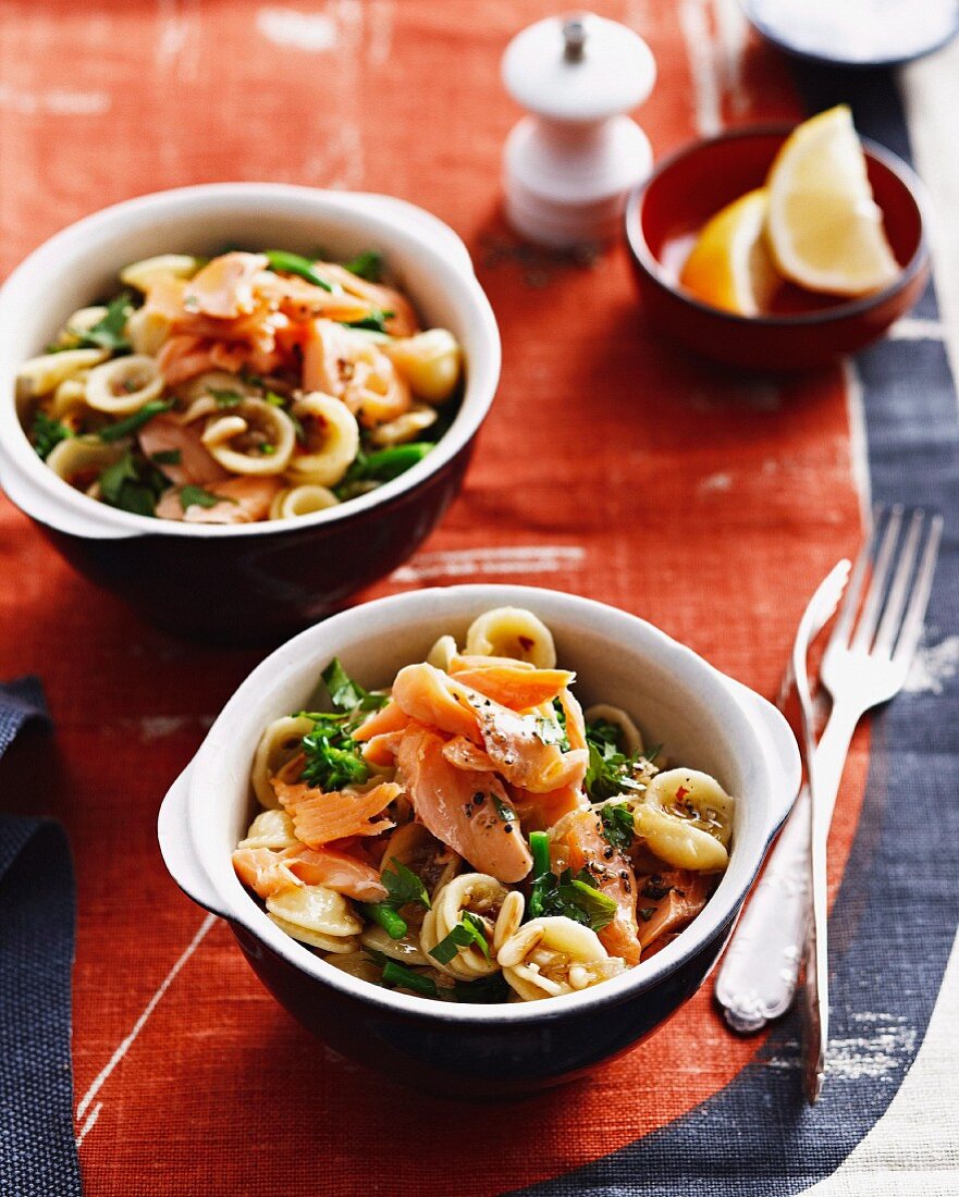 Orecchiette mit geräucherter Forelle und Brokkoliröschen