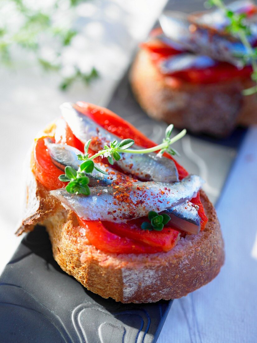 Belegtes Brot mit Paprikaschoten und Sardinen