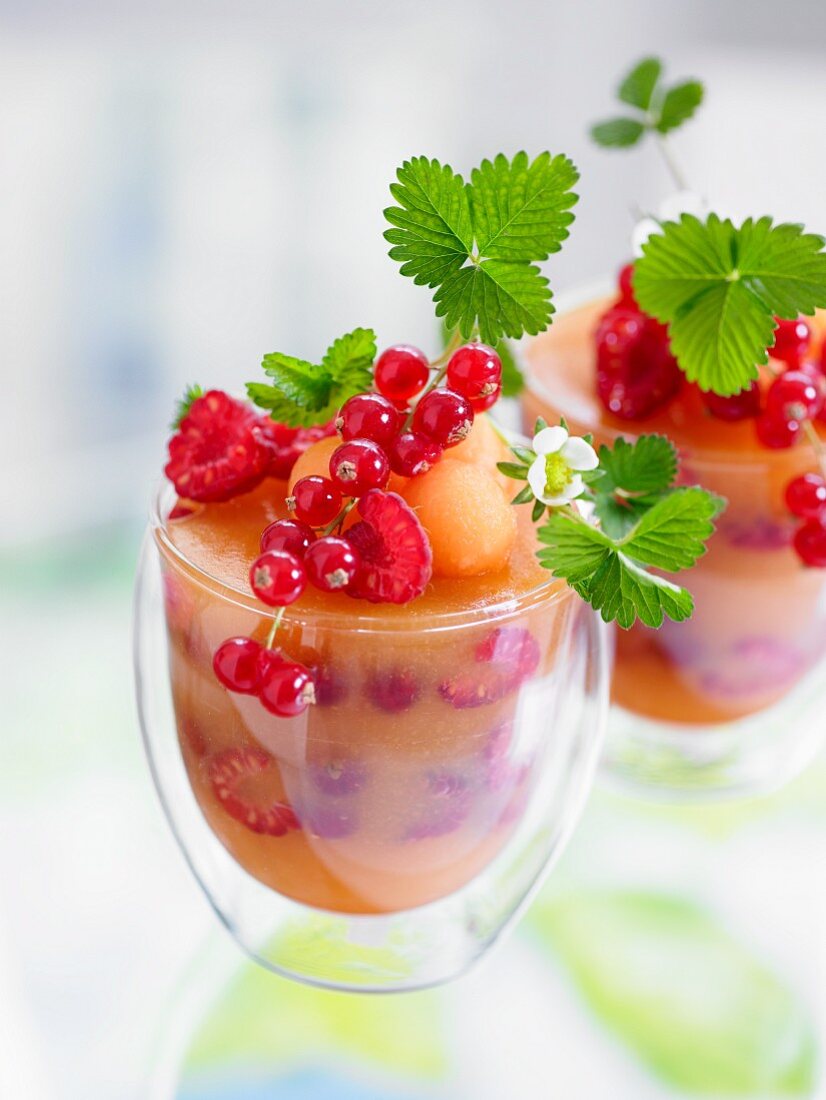 Melonenterrine mit roten Beeren