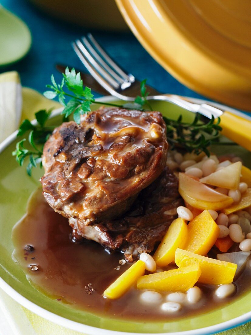 Navarin (Lammragout, Frankreich) mit Kartoffeln und Bohnen