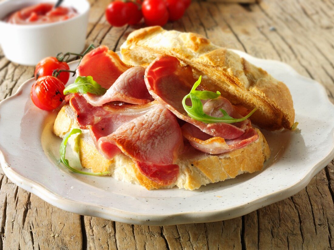 Sandwich mit Bacon und Tomaten