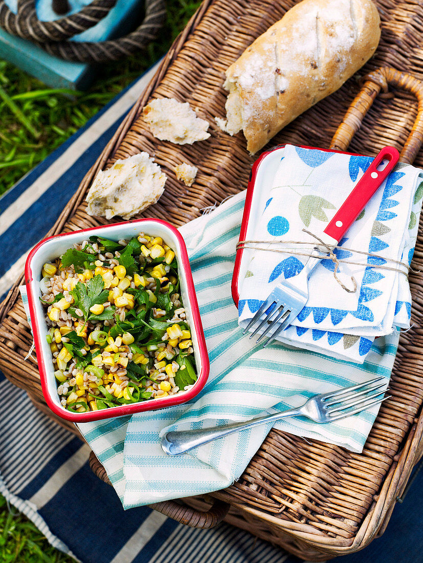 Farro-Mais-Salat und Brot auf Picknickkorb