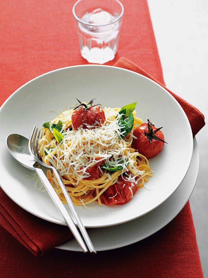 Spaghetti mit Ofentomaten und geriebenem Käse