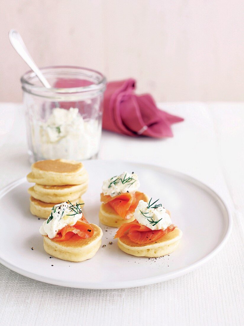 Pikelets mit Räucherlachs und Dill