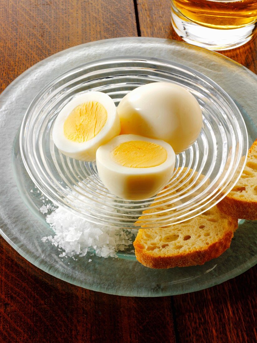 Pickled Eggs mit Salz und Brot im Pub (England)