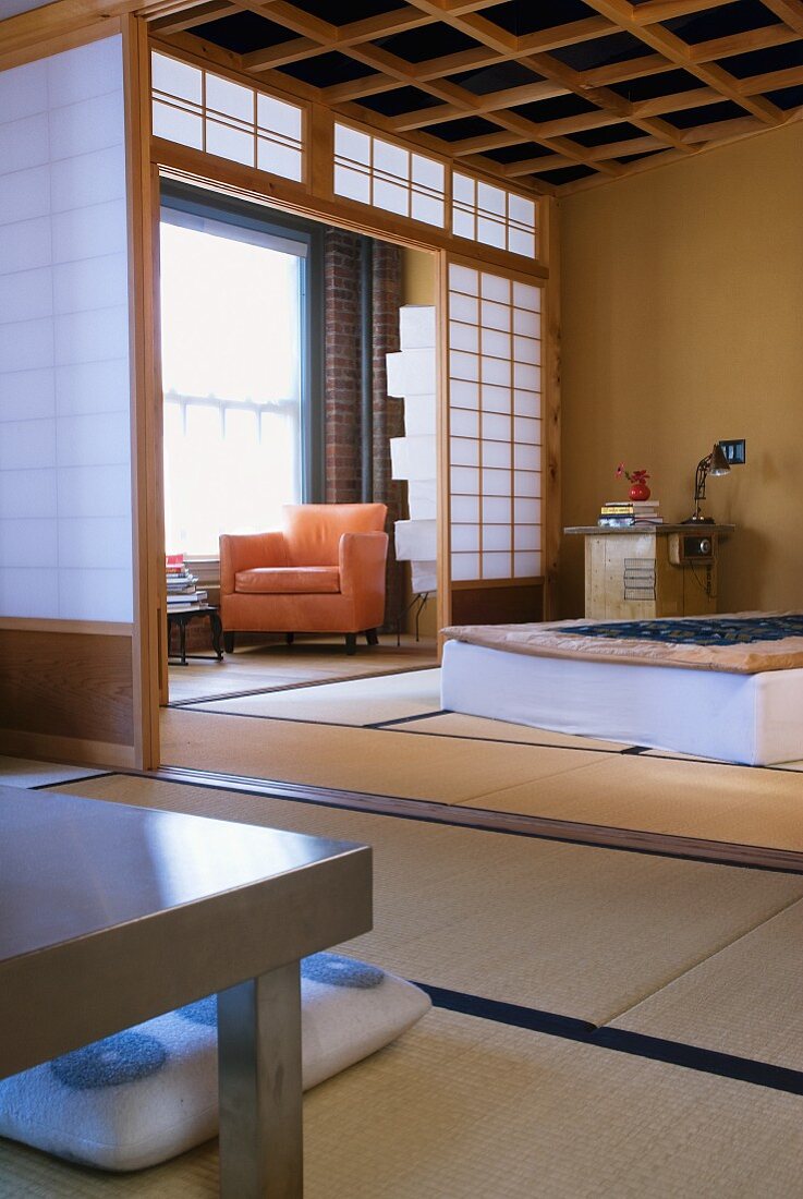 Offen stehende Schiebewände mit Blick in Schlafraum in japanischem Stil
