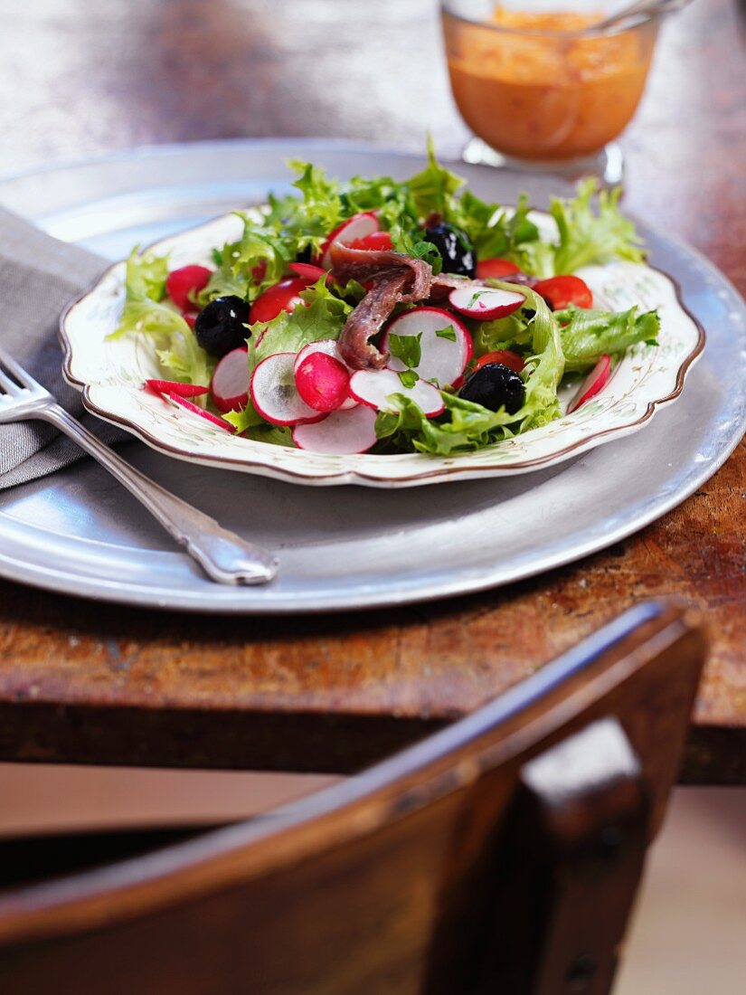 Mixed leaf salad with radishes, black olives and anchovies
