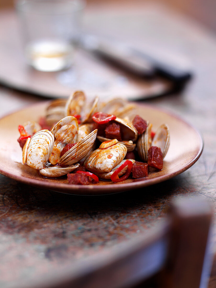 Spanische Muscheln mit Chorizo, Knoblauch und Chili