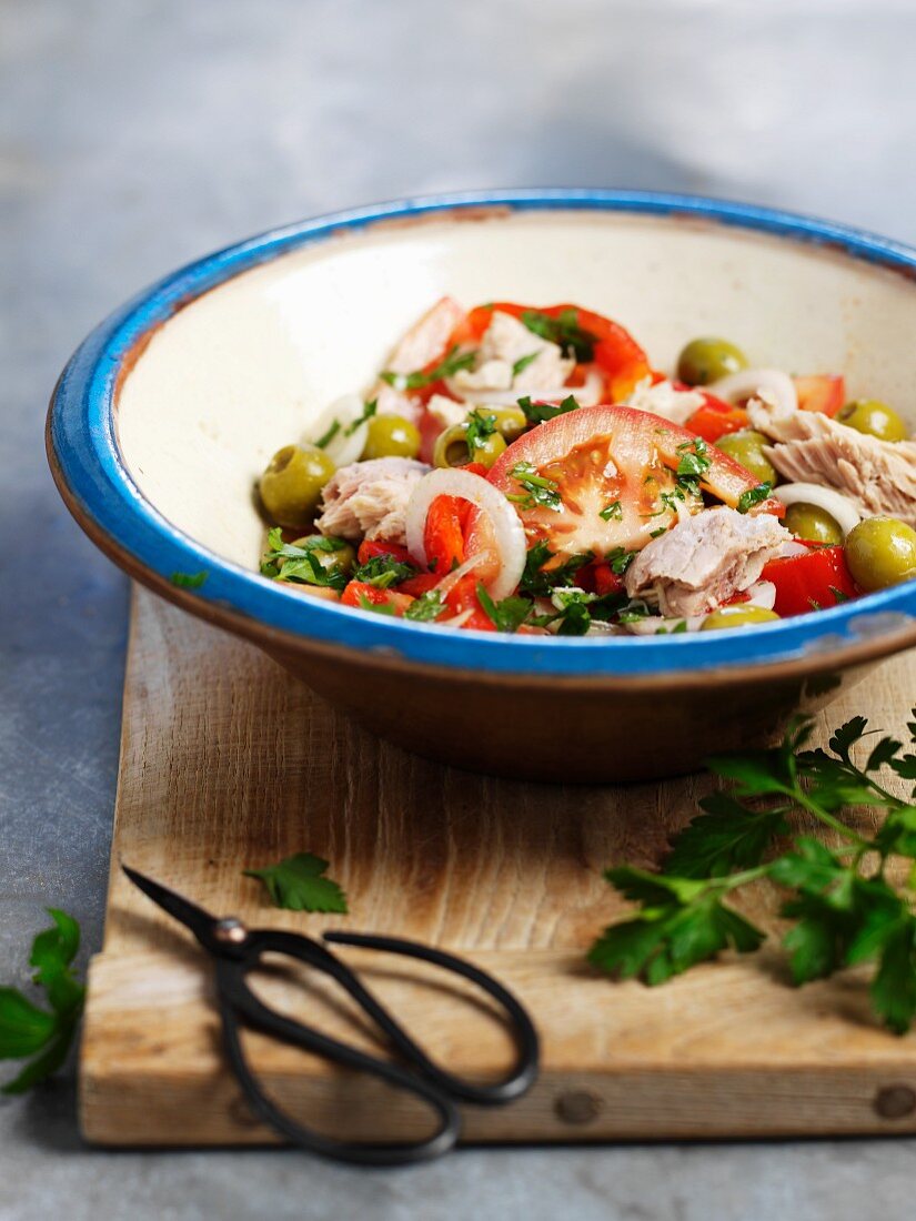 Tuna salad with tomatoes, peppers and olives
