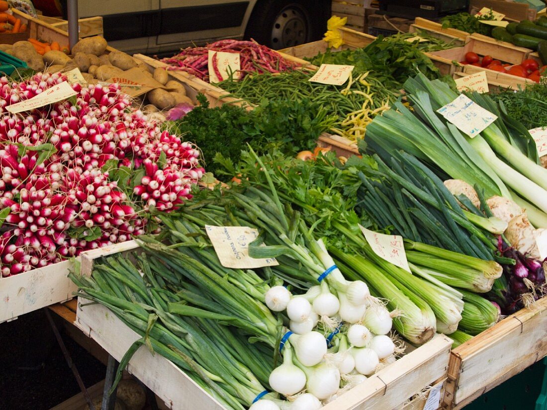 Verschiedene Gemüsesorten vor einem Supermarkt in der Auslage, Chamonix, Frankreich