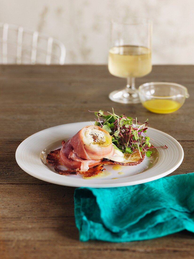 Gebackener Büffelmozzarella im Schinkenmantel