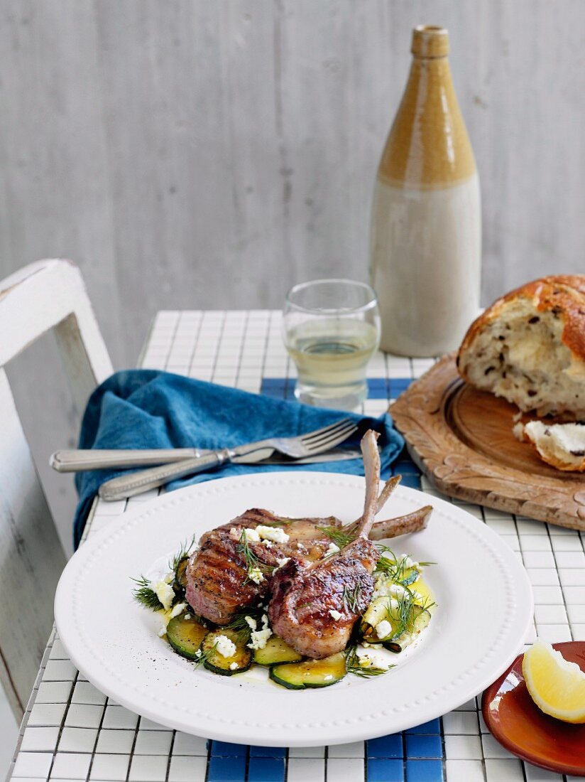 Gegrillte Lammkoteletts mit Zucchini, Feta und Dill