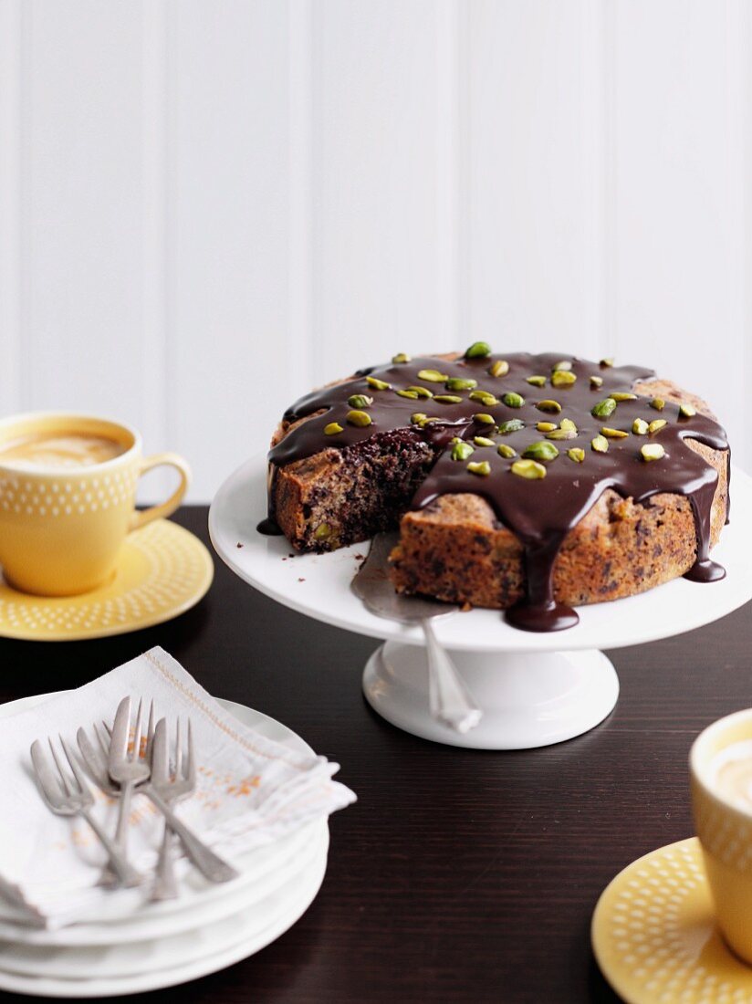 Chocolate-pear cake with pistachios