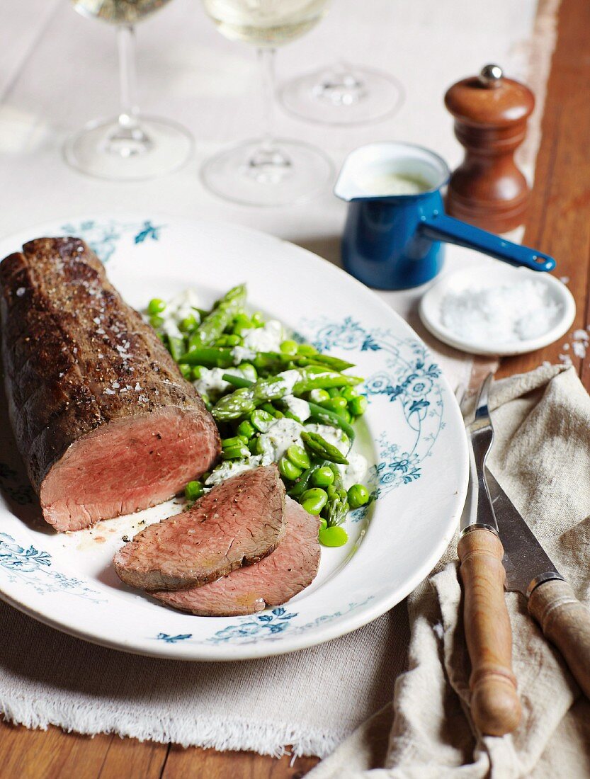 Roast beef with asparagus and beans, served