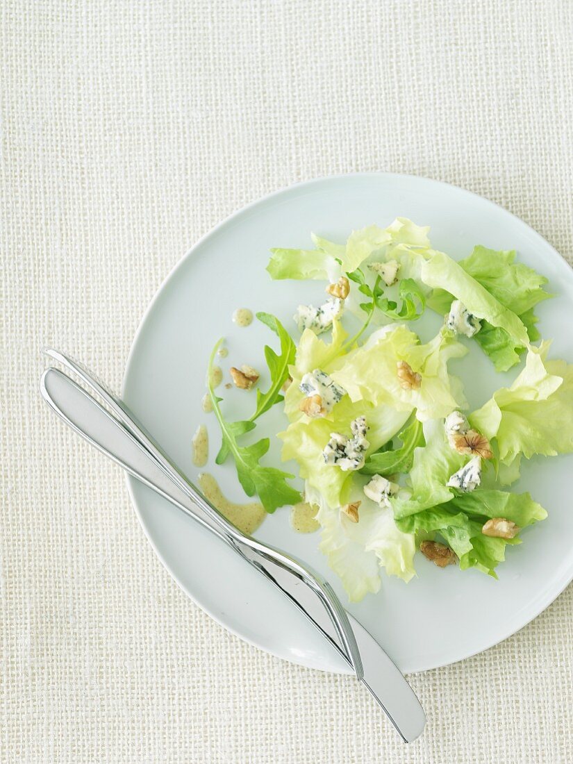 Salat mit Walnüssen und Blauschimmelkäse