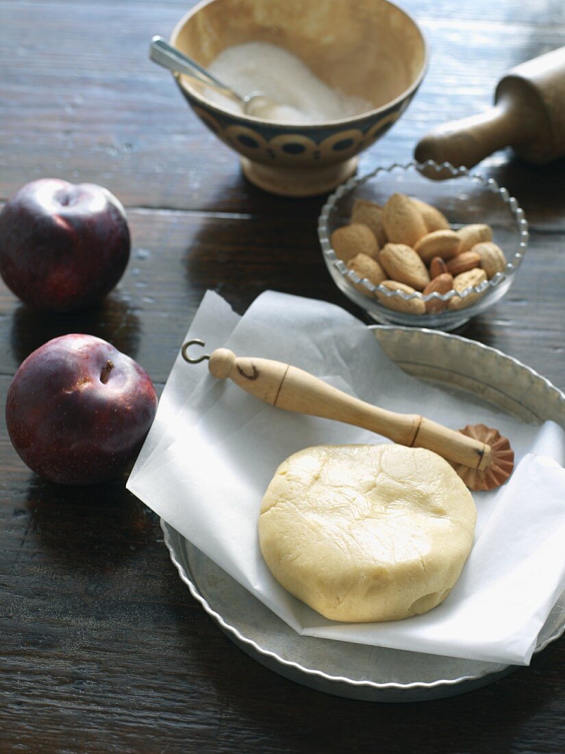 Zutaten für einen Pflaumenkuchen mit glutenfreiem Teig