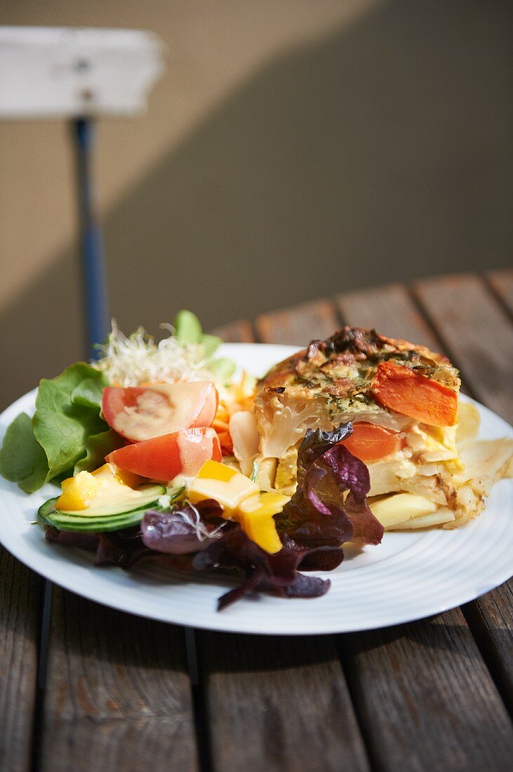 Kartoffelgratin mit Salat