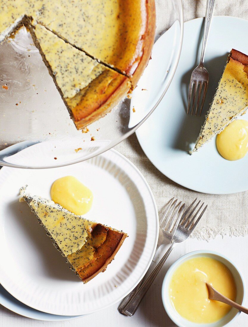 Ricotta-Mohn-Kuchen mit Zitronensauce
