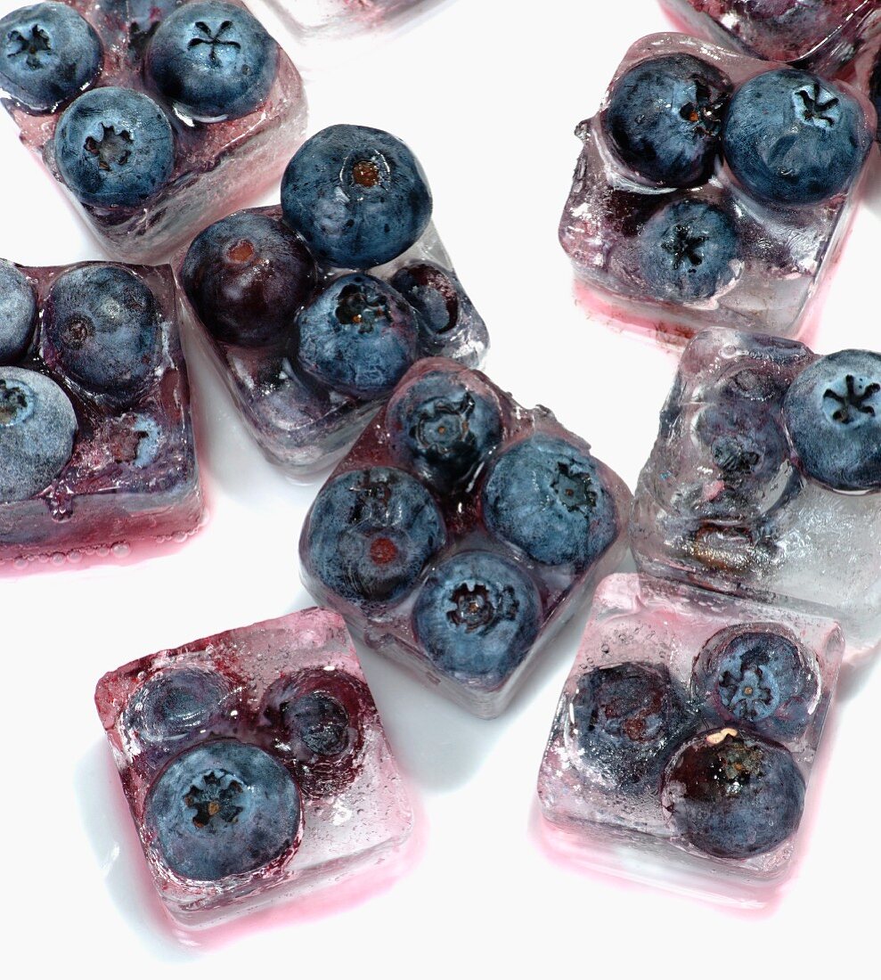 Eiswürfel mit Heidelbeeren