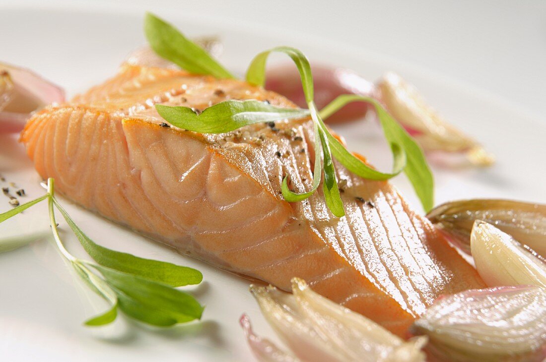 Salmon fillet with wilted shallots, pepper and tarragon