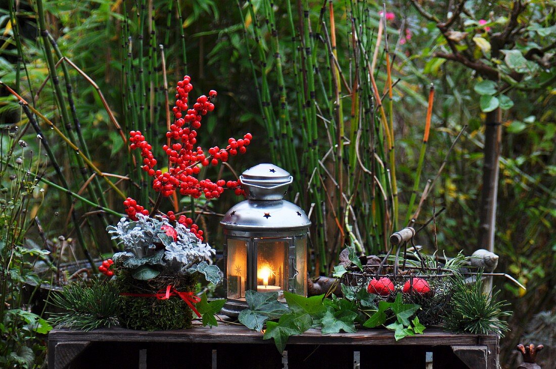 Adventsdeko im Garten mit Windlicht