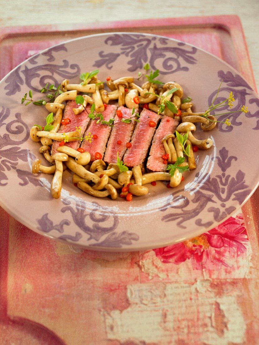 Sliced beef steak (briefly roasted), served with mushrooms