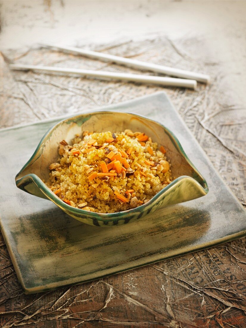 Quinoa mit Möhren und Nüssen