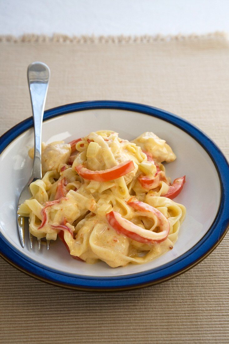 Bandnudeln mit Hähnchen, Paprika und Sahnesauce