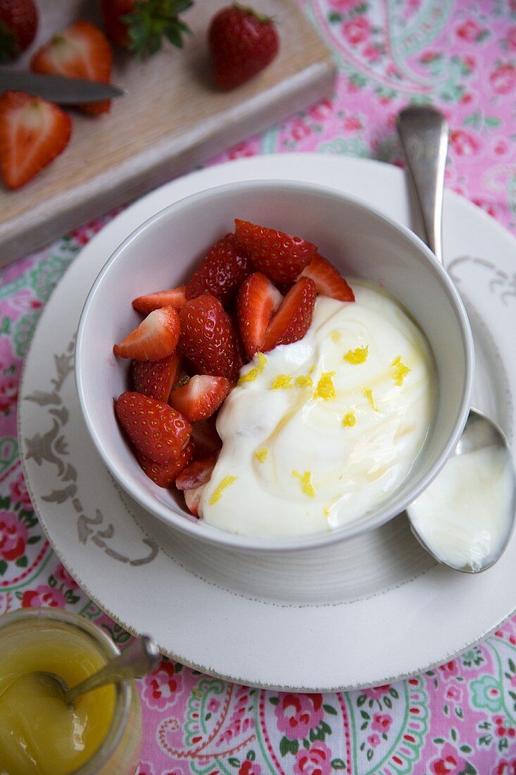 Lemon-Curd-Joghurt mit frischen Erdbeeren
