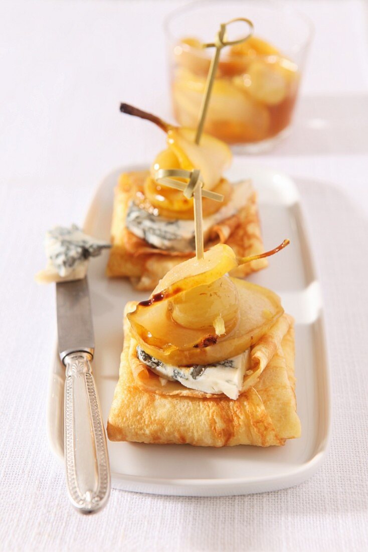 Crepes with gorgonzola and pears