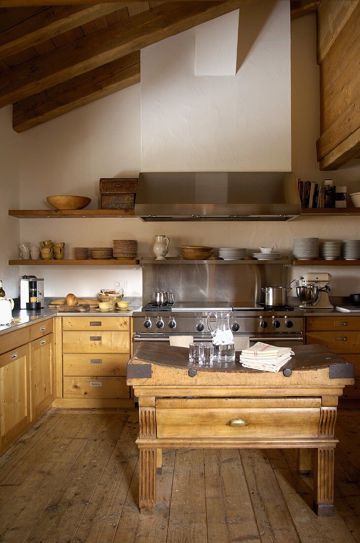 Renoviertes Landhaus mit moderner Küche in Holz und Edelstahl zu historischem Küchentisch auf altem Dielenboden