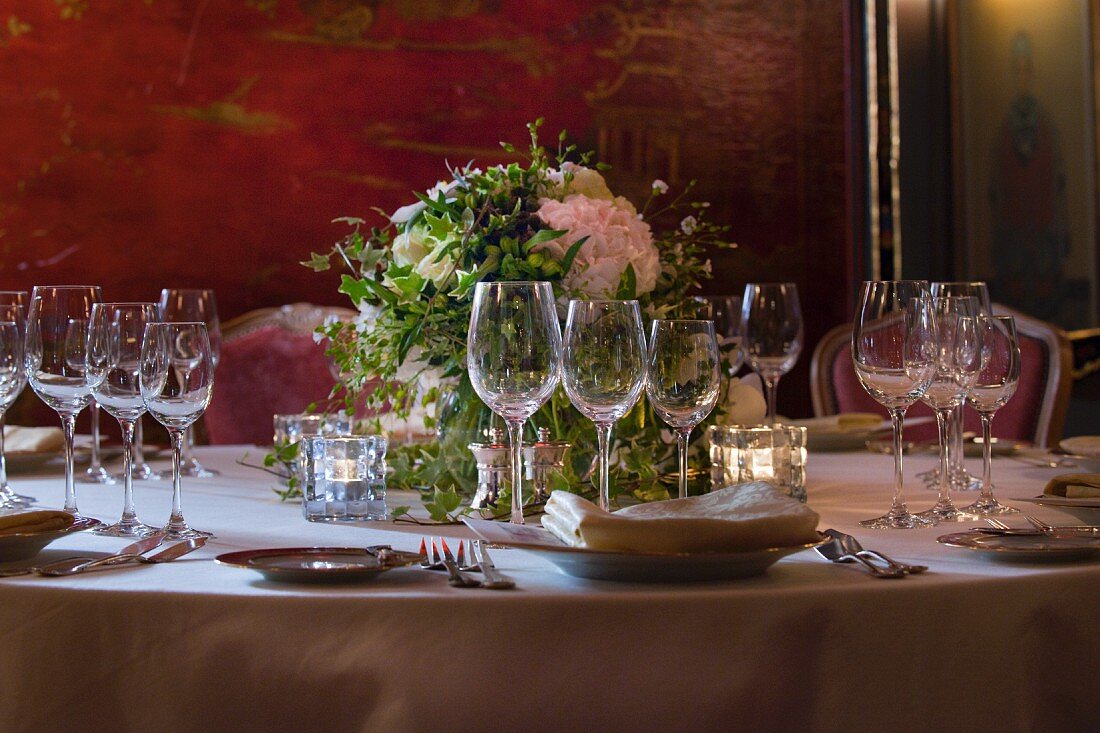 Festlich gedeckter Tisch mit Blumenschmuck im Restaurant