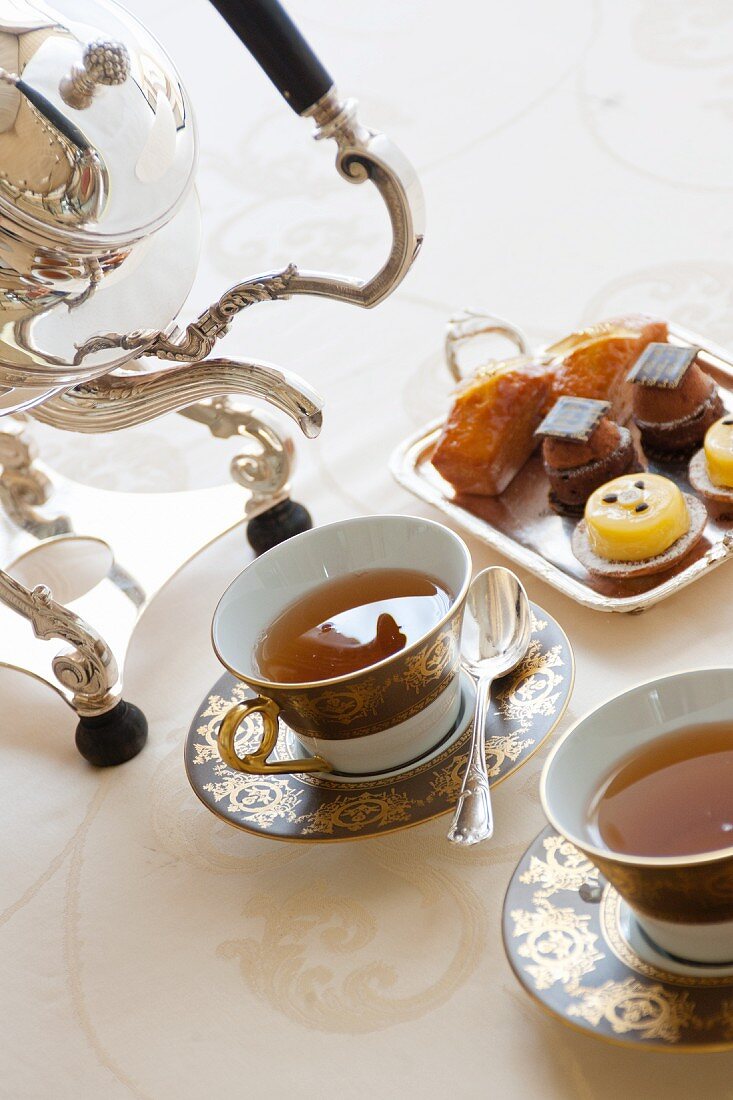 Tea and petit fours (France)
