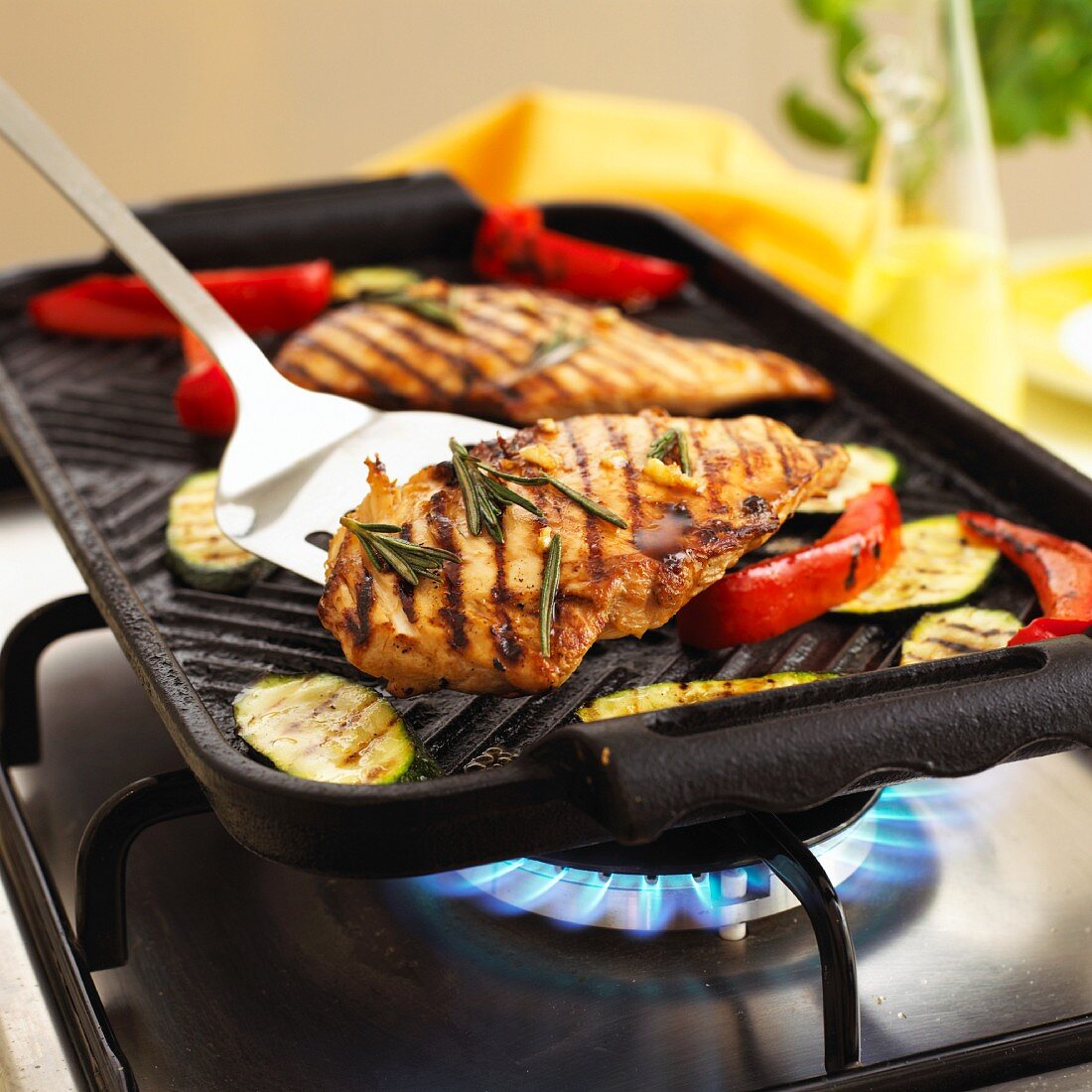 Gegrillte Hähnchenbrust mit Rosmarin, Paprika und Zucchini