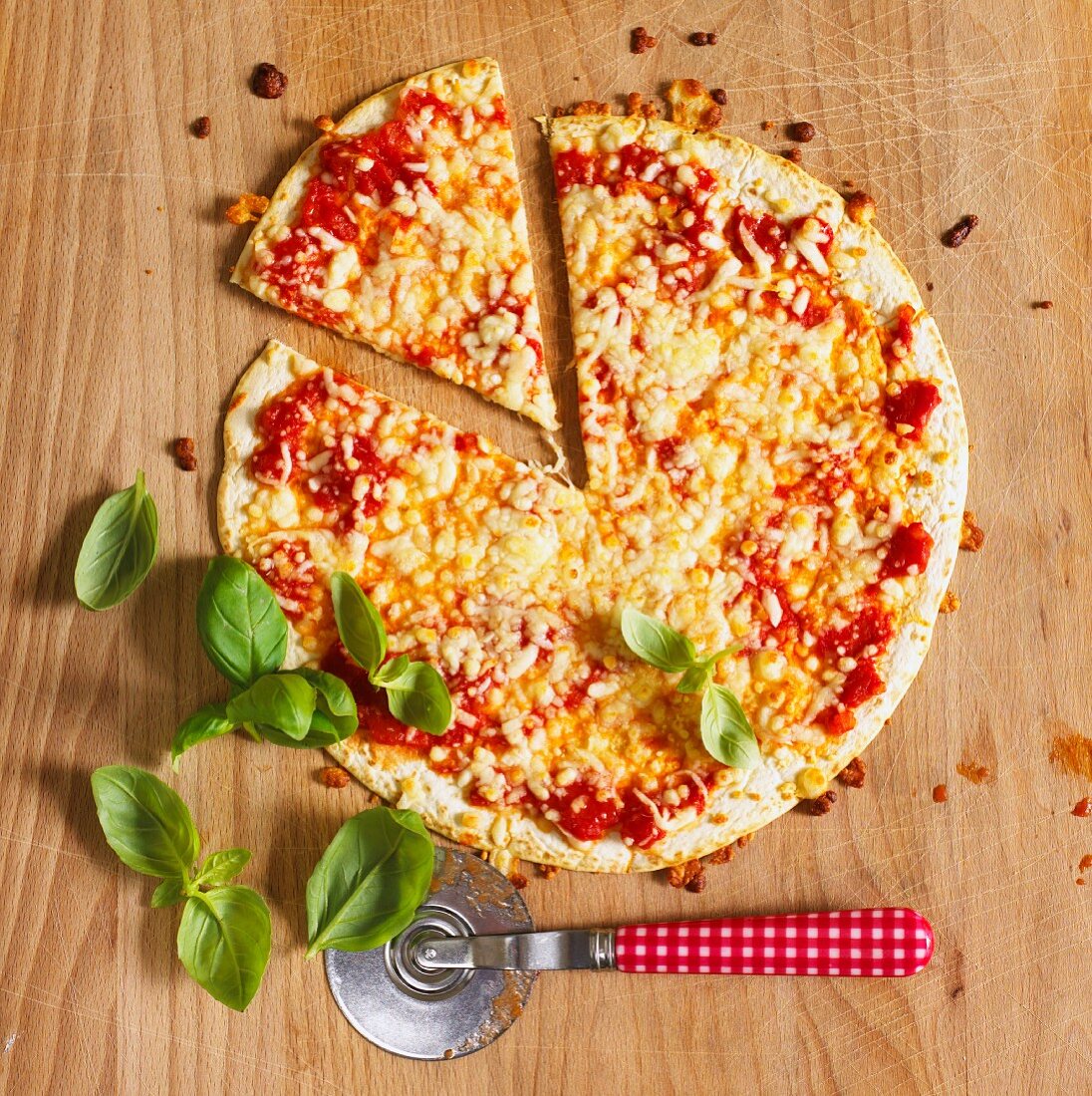 Tortilla-Pizza mit Tomaten und Käse