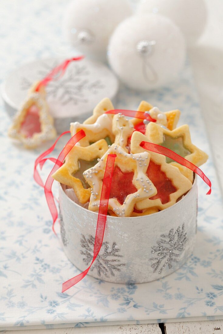 Weihnachtsplätzchen mit Zuckerfenstern