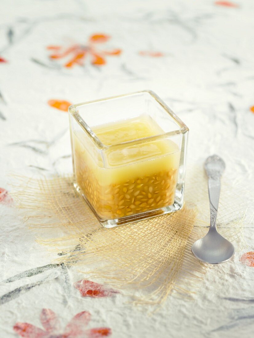 Haselnussvinaigrette mit Honig und gerösteten Leinsamen