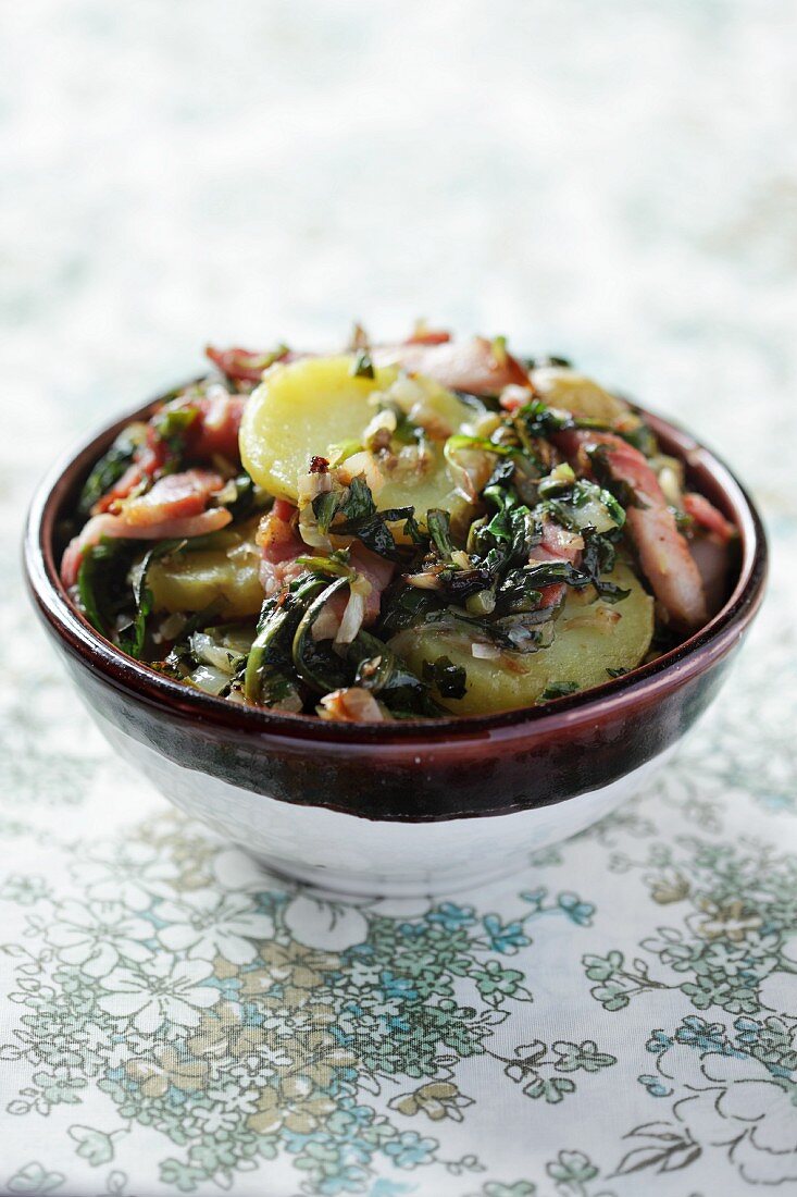 Kartoffelsalat mit Speck und Löwenzahn