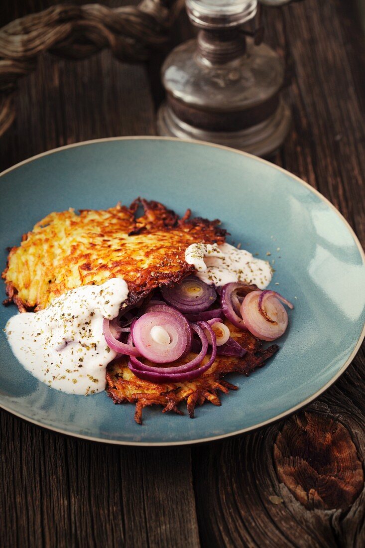 Potato cakes with onions and yogurt sauce