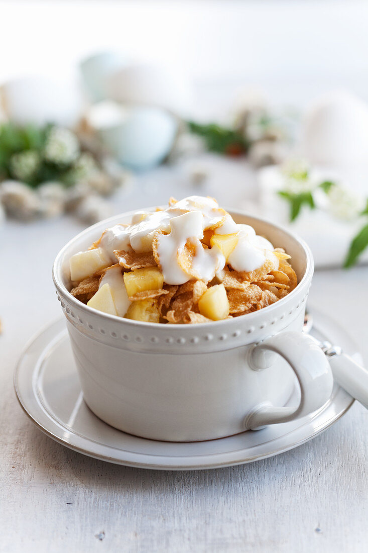 Cornflakes mit Früchten und Naturjoghurt