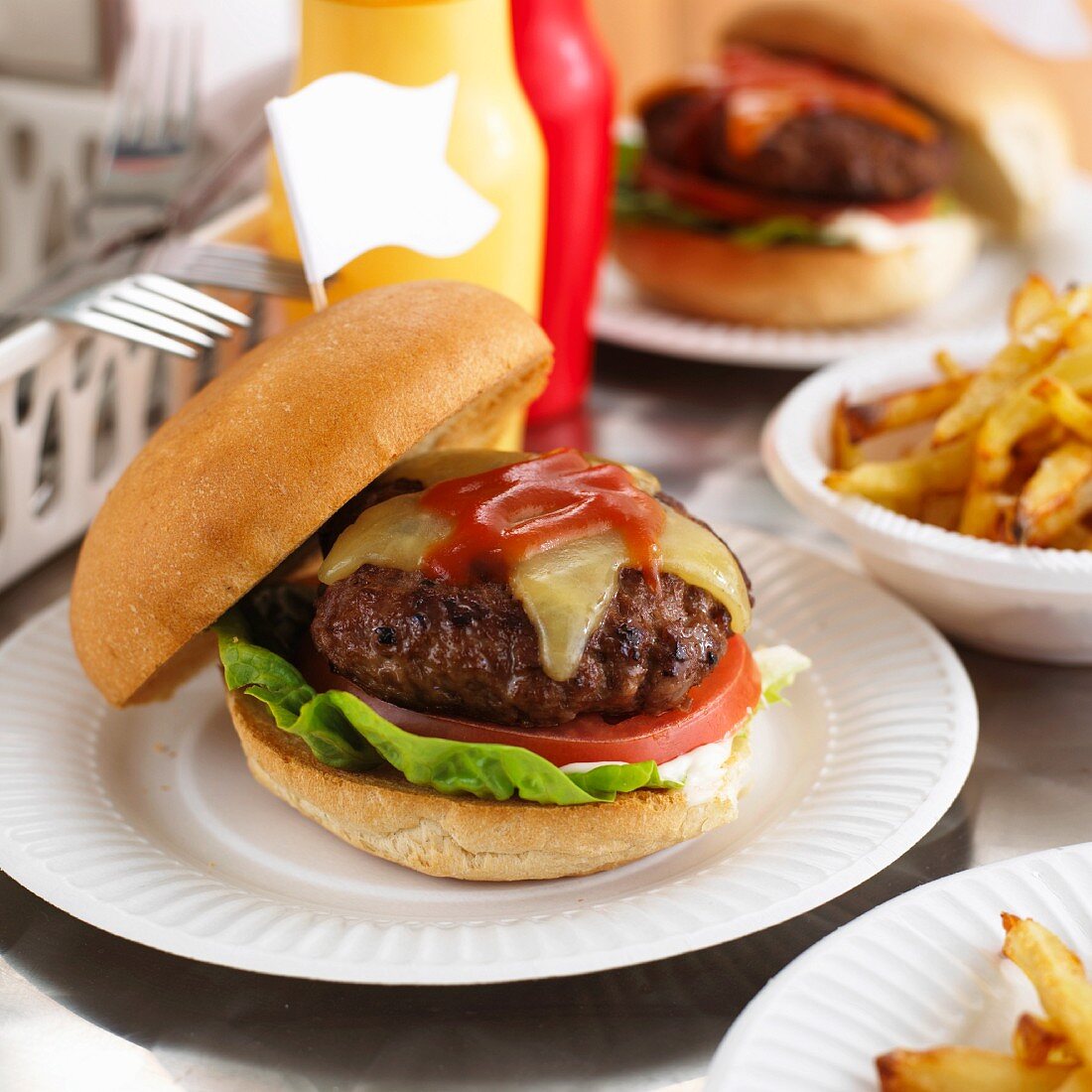 Cheeseburger mit Pommes frites