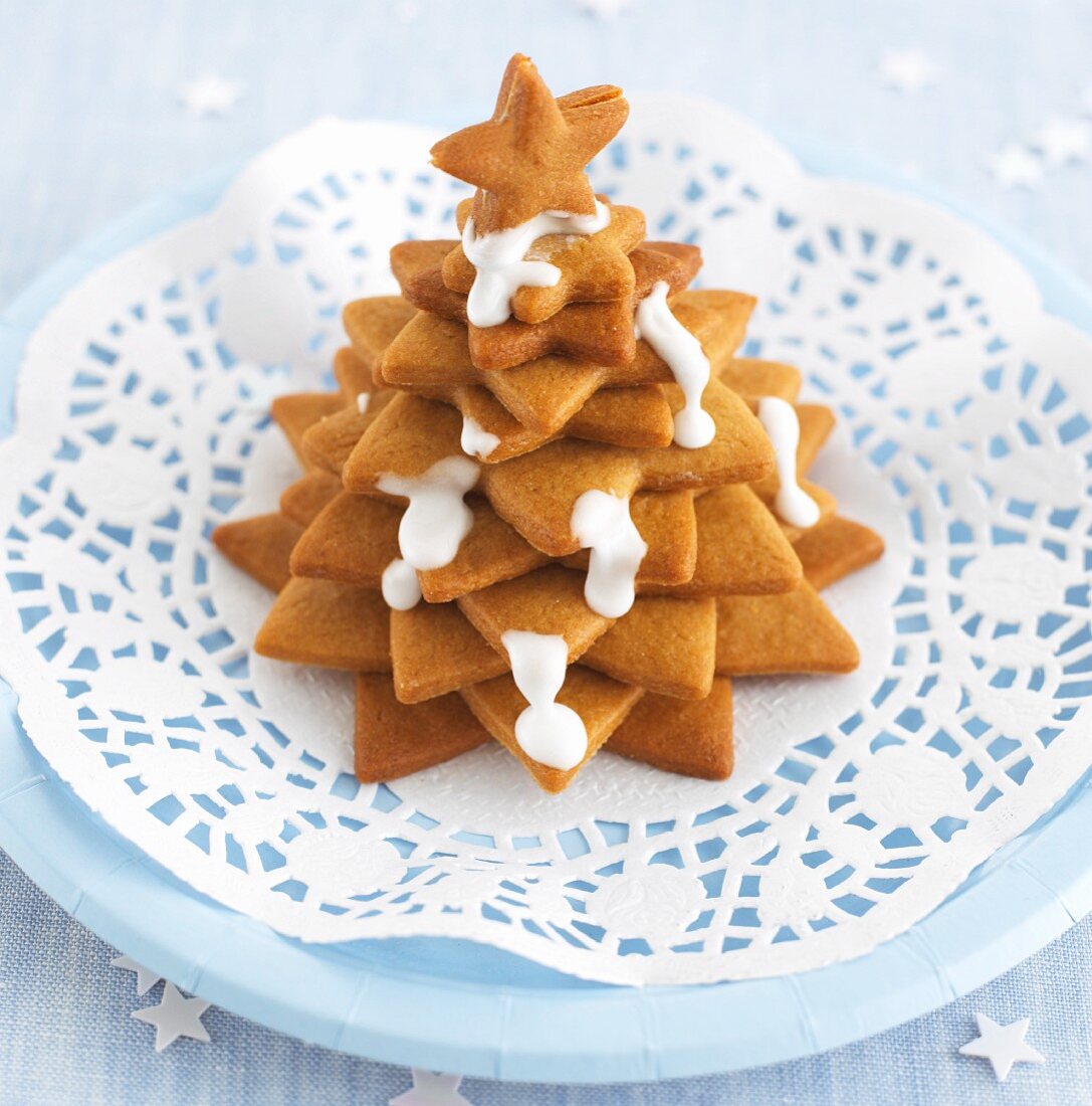 Biscuits stacked in the shape of a Christmas tree with icing sugar
