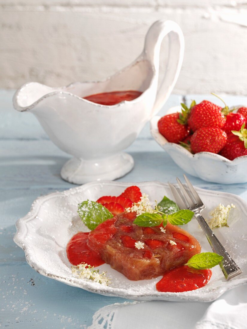 Rhabarbersülze mit Erdbeer-Holunderblüten-Sauce