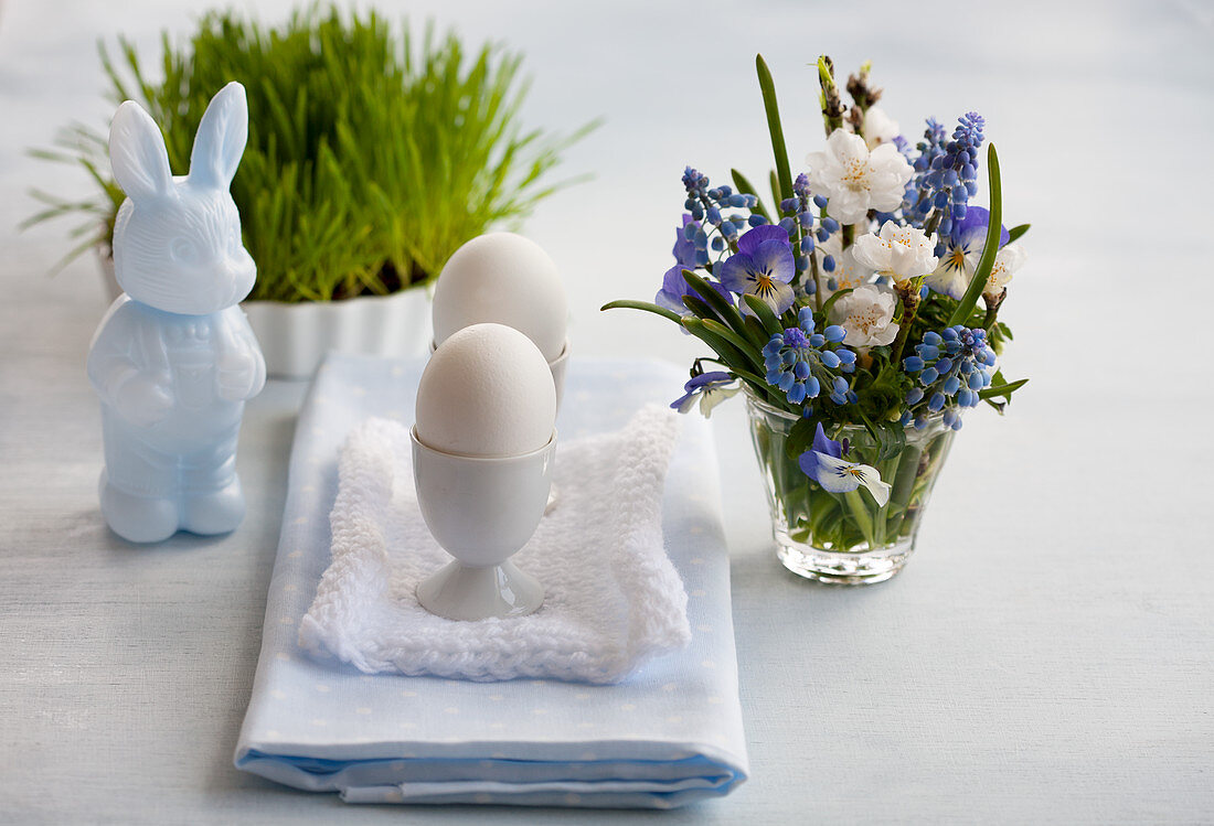 Frühstückseier auf Ostertisch