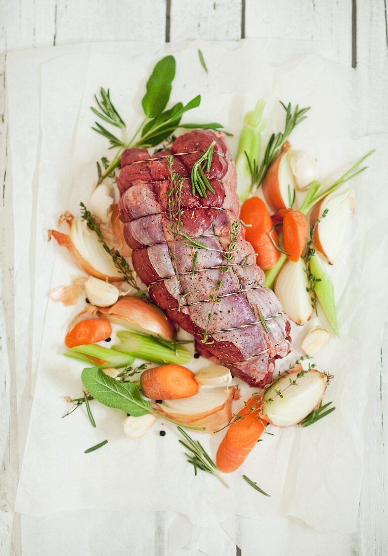 Beef shoulder fillet with vegetables and herbs (ready-to-roast)