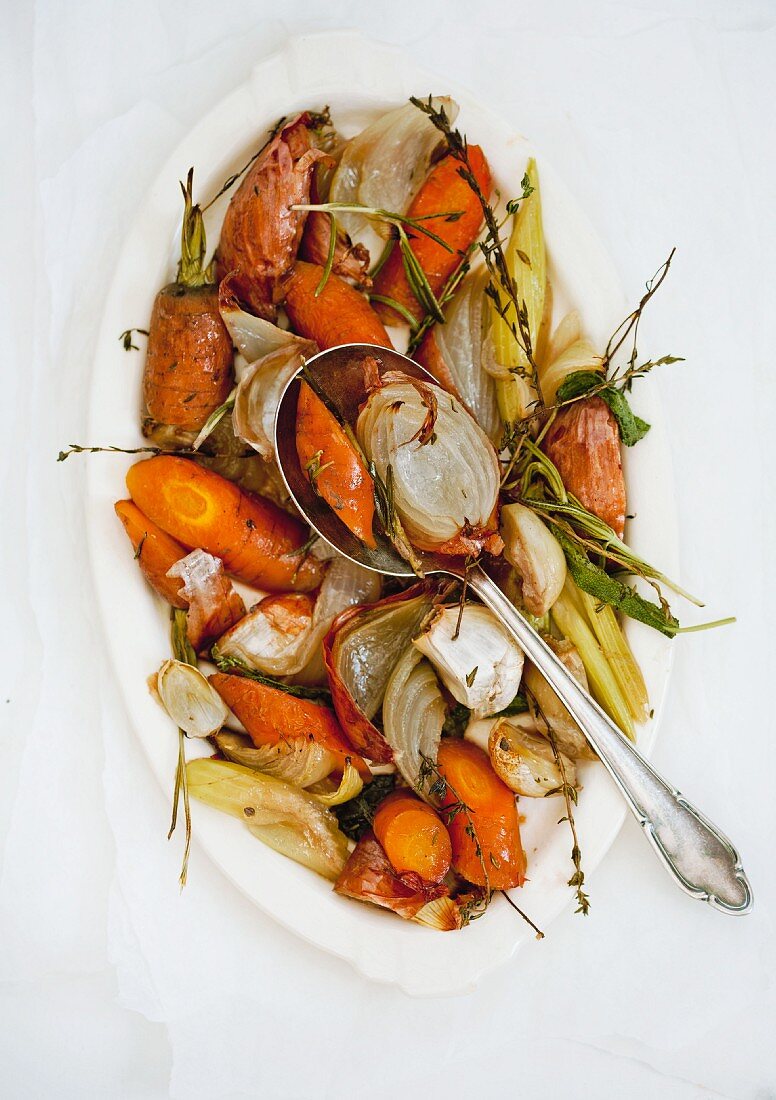 Karotten mit Zwiebeln und Thymian aus dem Ofen