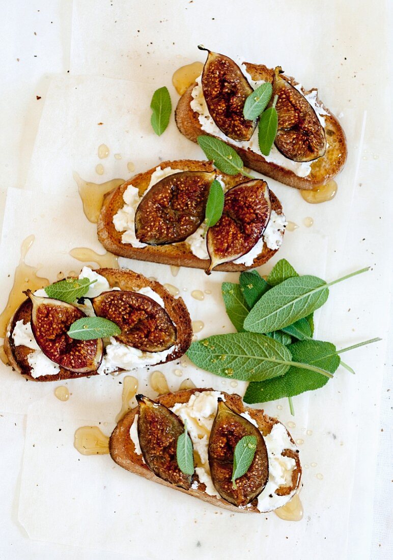Toasted bread topped with goat's cheese, figs and sage leaves
