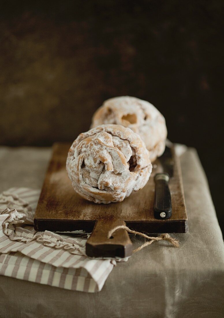 Snowballs (cakes filled with vanilla and icing sugar)