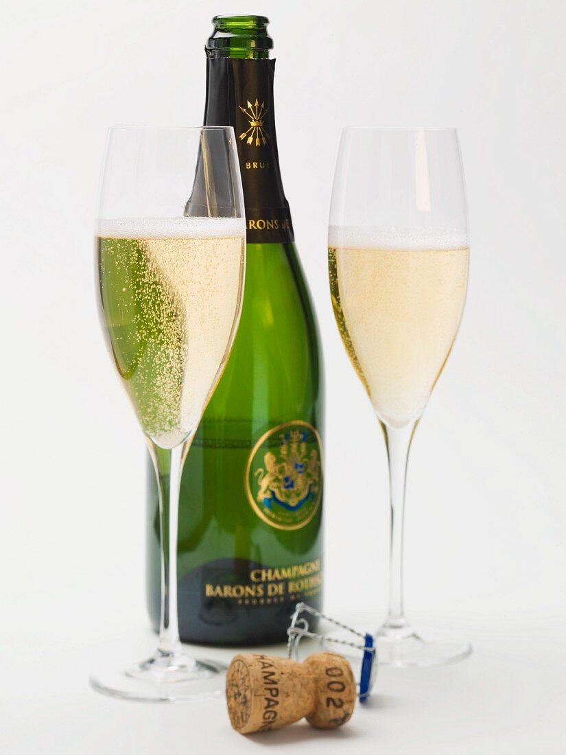 Eine Flasche und zwei Gläser Champagner